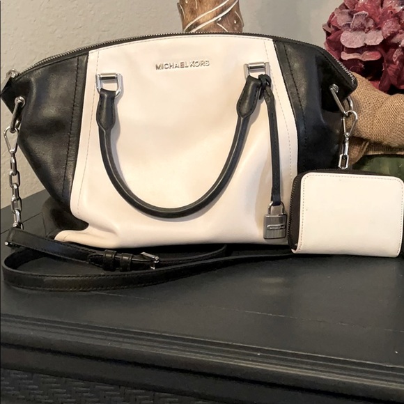 Beautiful Michael Kors Handbag/Crossbody - Picture 1 of 7